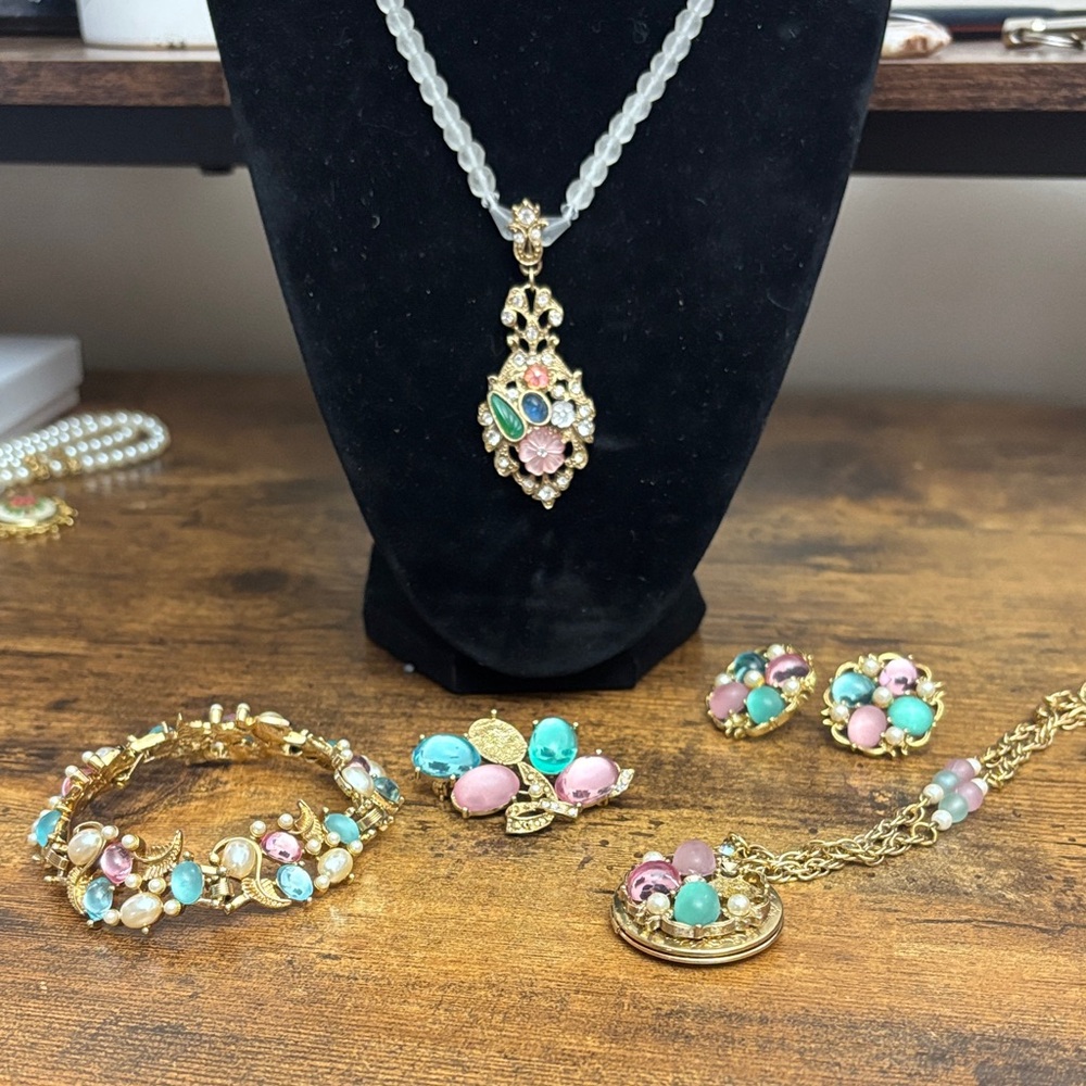 1928 Gold Set with Turquoise and Pink Accents - Picture 1 of 9